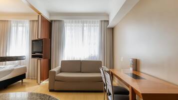 Quarto standard, 1 cama de casal e sofá-cama | Frigobar, cofres nos quartos, escrivaninha, cortinas blackout