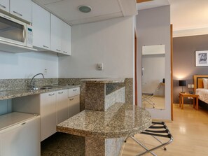 Minibar, caja de seguridad en la habitación y escritorio 