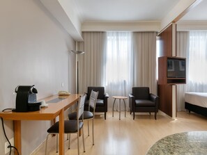 Minibar, in-room safe, desk, blackout curtains - Mercure Belo Horizonte Savassi Hotel (Belo Horizonte)