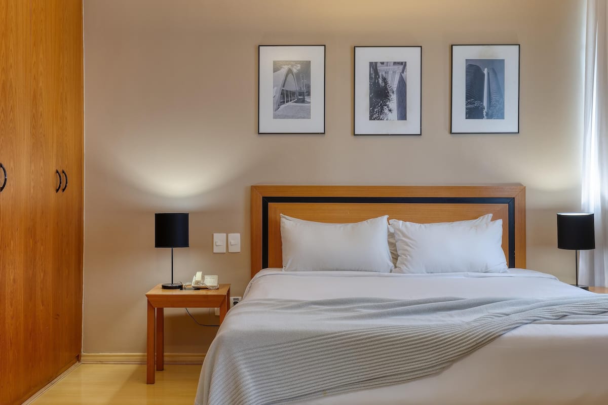 Habitación estándar, 1 cama matrimonial | Minibar, caja de seguridad en la habitación y escritorio