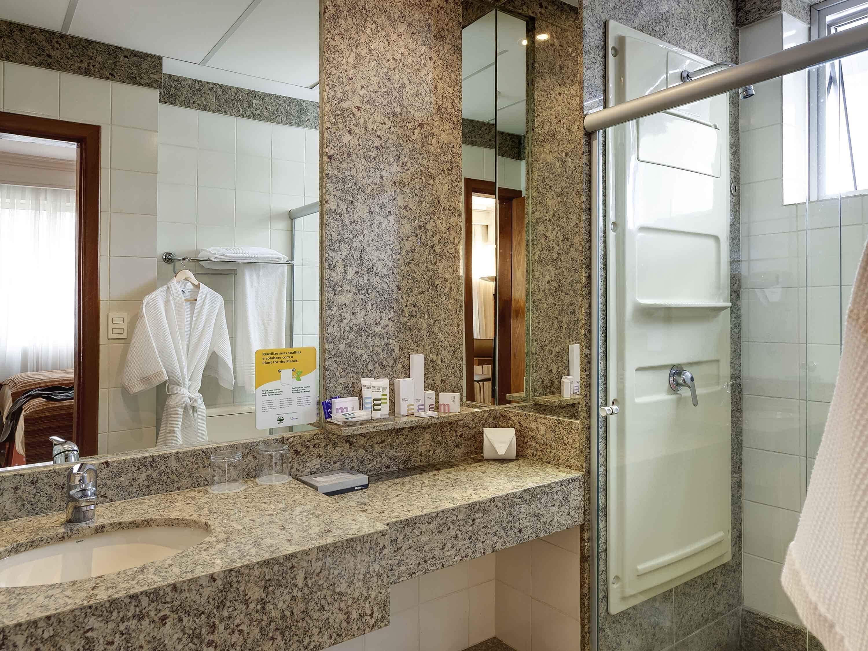 ห้องสแตนดาร์ดทวิน, เตียงเดี่ยว 2 เตียง | มินิบาร์, ตู้นิรภัยในห้องพัก, โต๊ะทำงาน, ผ้าม่านกันแสง