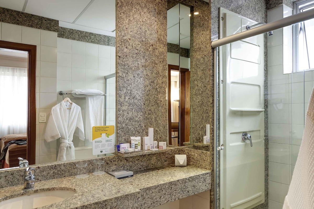 Minibar, coffres-forts dans les chambres, bureau, rideaux occultants