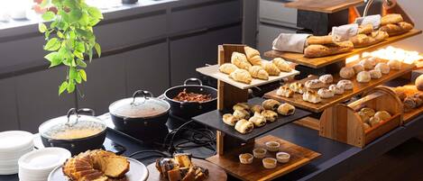 Tägliches Frühstücksbuffet gegen Gebühr