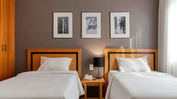 Minibar, coffres-forts dans les chambres, bureau, rideaux occultants