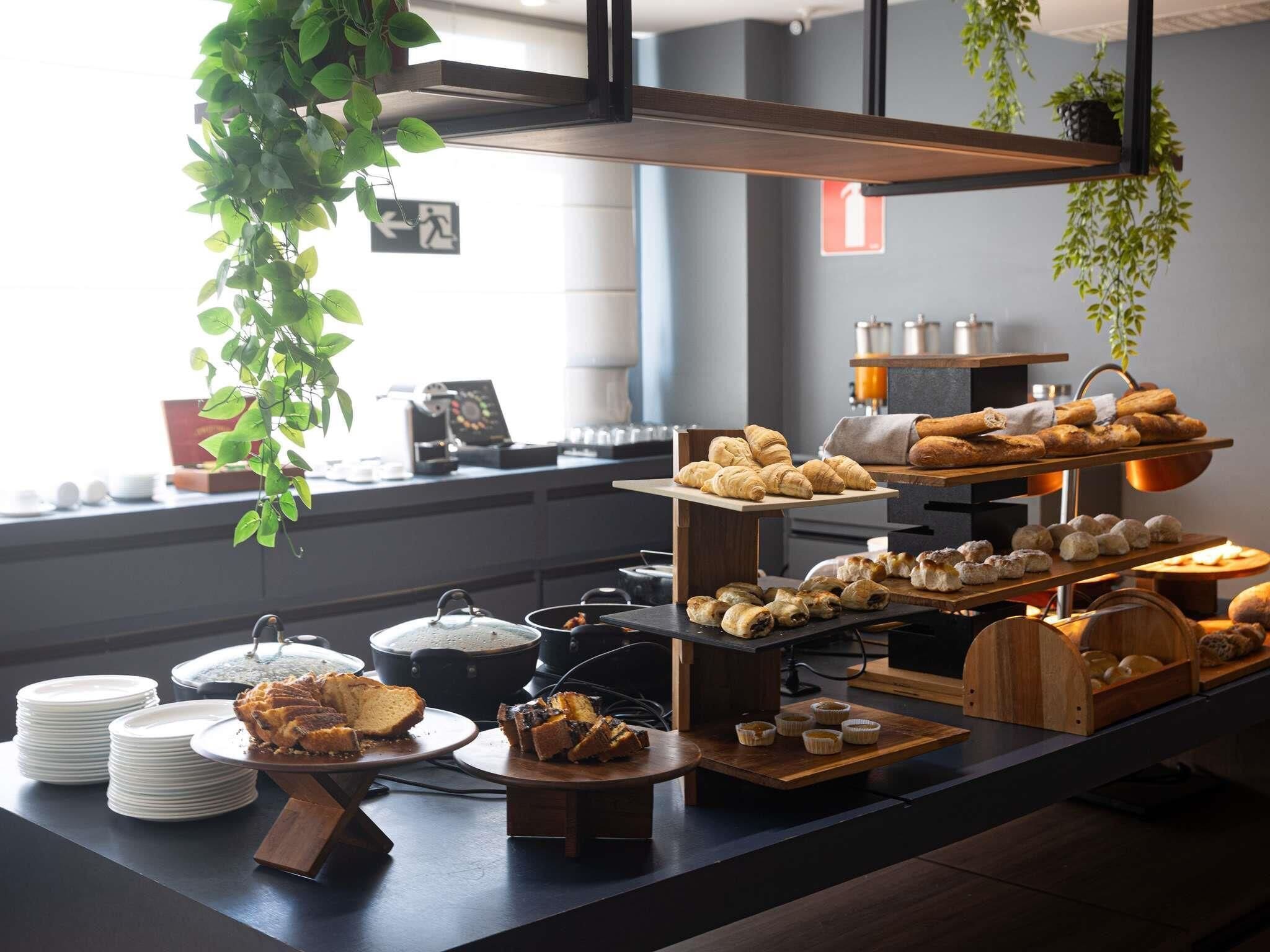 Café da manhã com buffet todos os dias mediante uma taxa