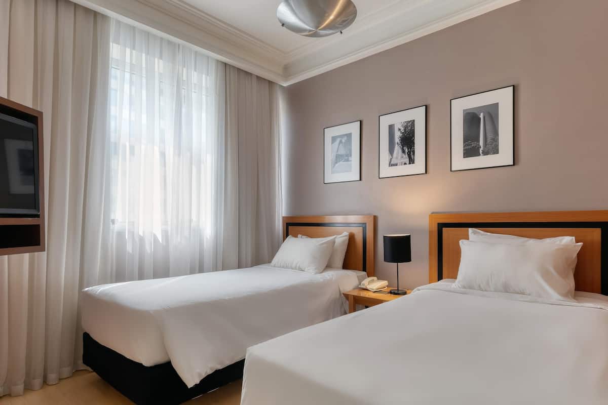 Appartement Standard, plusieurs lits | Minibar, coffres-forts dans les chambres, bureau, rideaux occultants