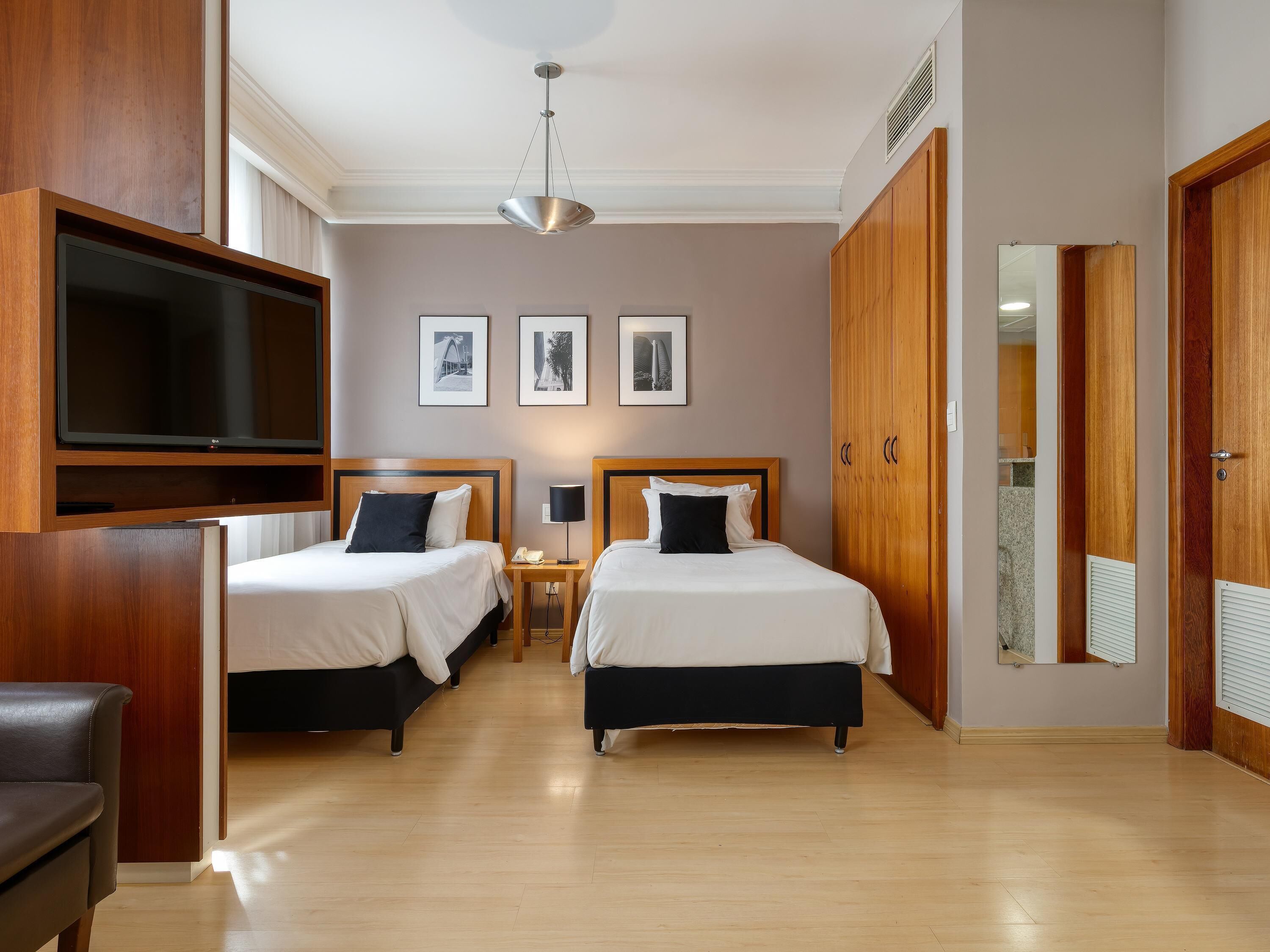 ห้องซูพีเรีย, เตียงเดี่ยว 2 เตียง | มินิบาร์, ตู้นิรภัยในห้องพัก, โต๊ะทำงาน, ผ้าม่านกันแสง