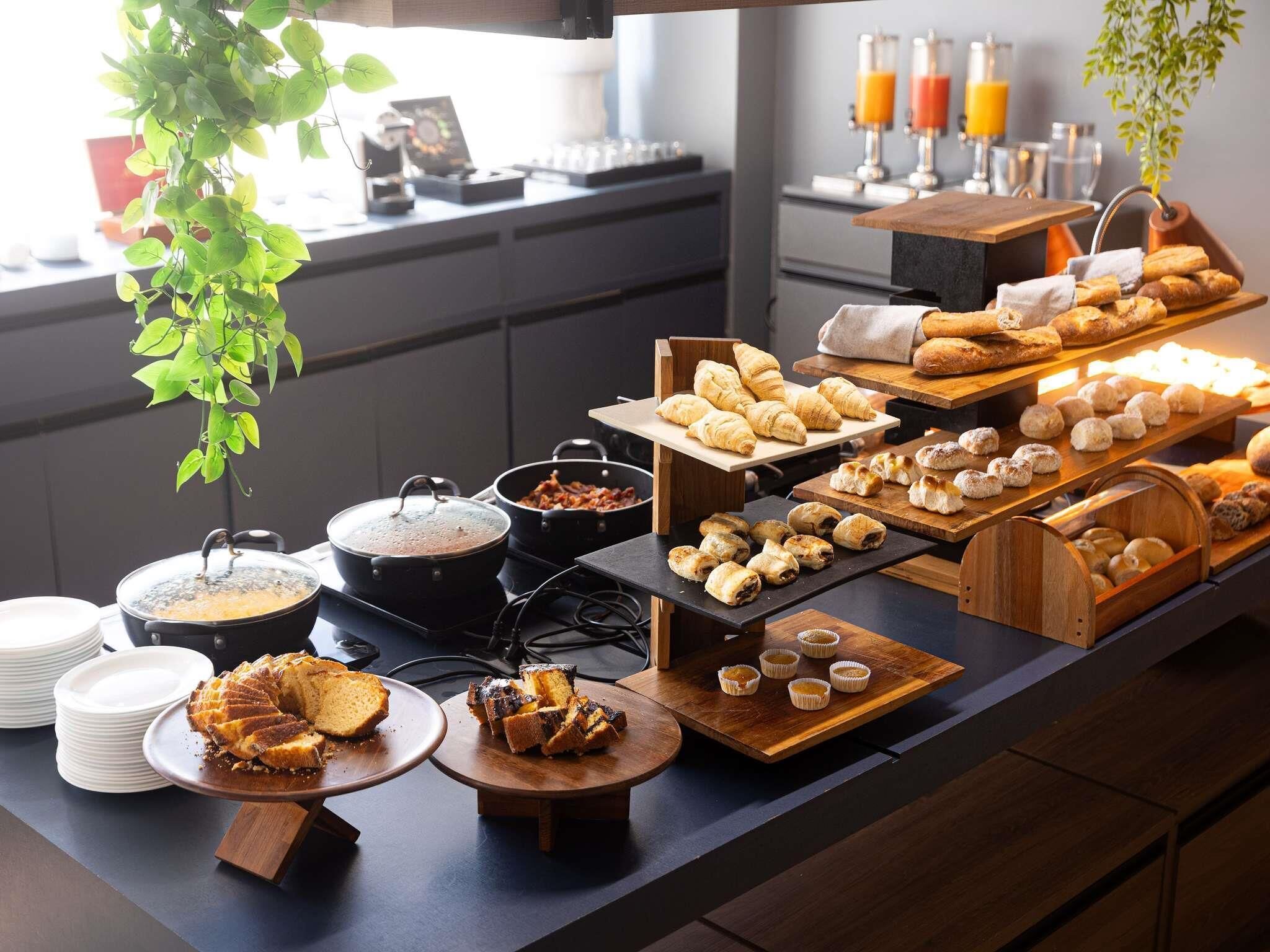 Se ofrece un desayuno bufé todos los días (por un coste adicional)