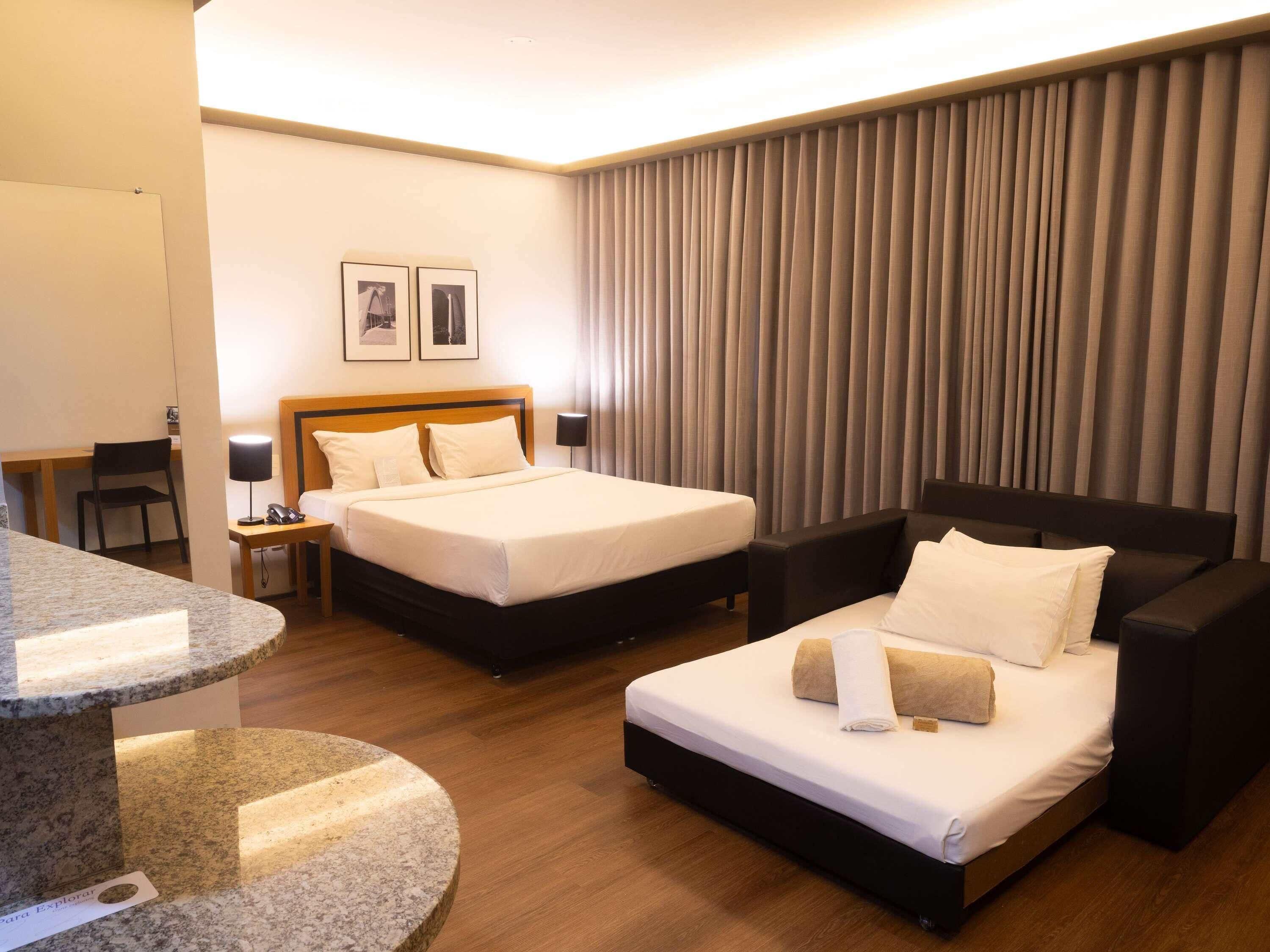 Minibar, caja de seguridad en la habitación y escritorio 