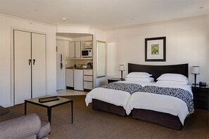 In-room safe, desk, iron/ironing board, WiFi - Protea Hotel by Marriott Cape Town Cape Castle (Cape Town)