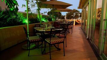 Breakfast, lunch and dinner served