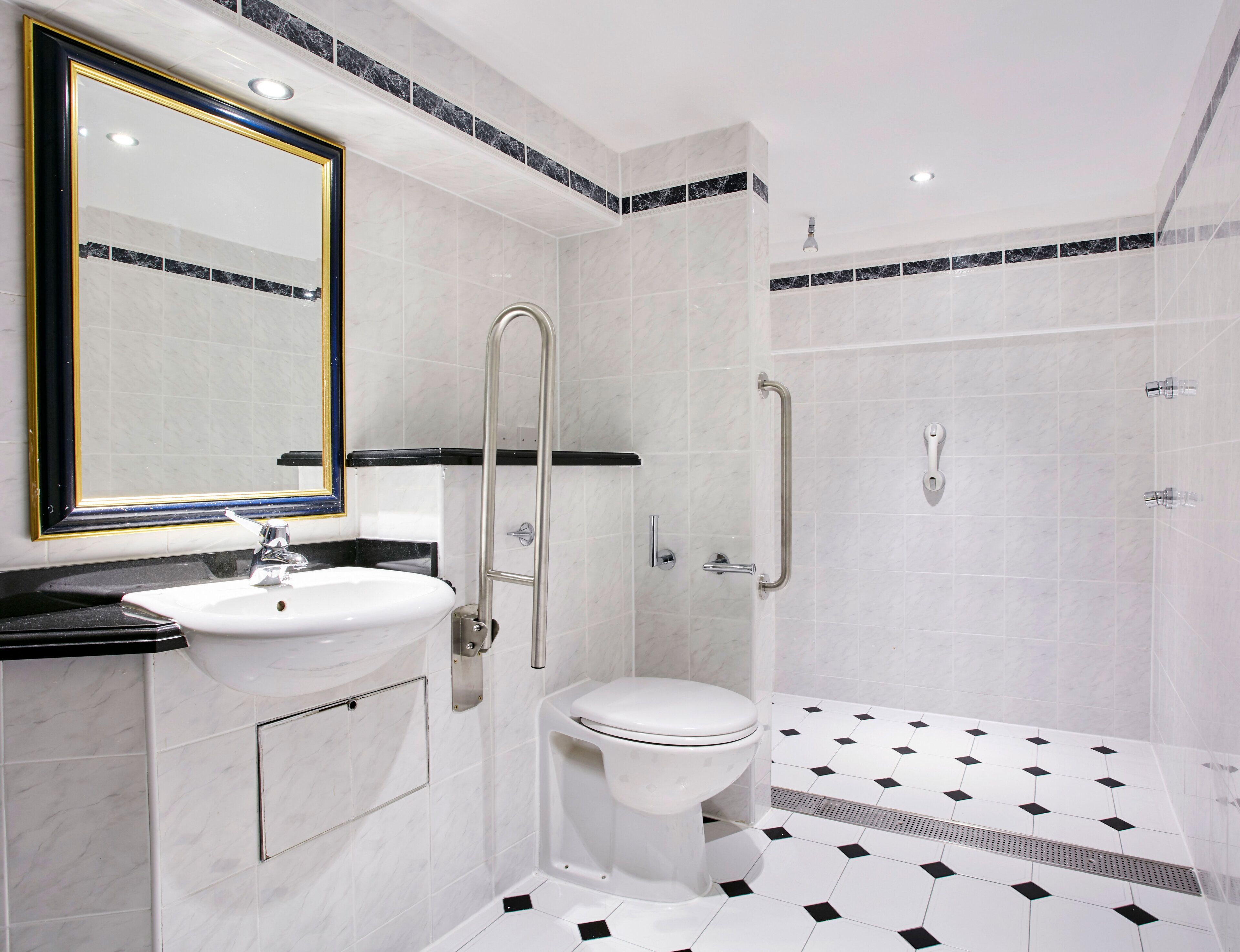 combined shower/bathtub, eco-friendly toiletries, hair dryer, towels