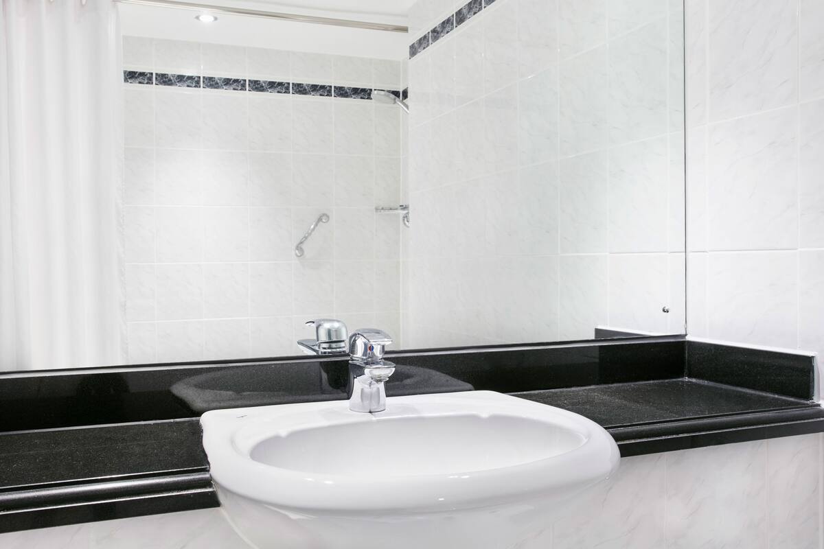 combined shower/bathtub, eco-friendly toiletries, hair dryer, towels