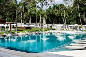 Piscine extérieure, parasols de plage, chaises longues