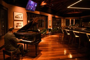 3 quầy bar/khu lounge, bar chuyên về rượu vang, bar phục vụ piano 