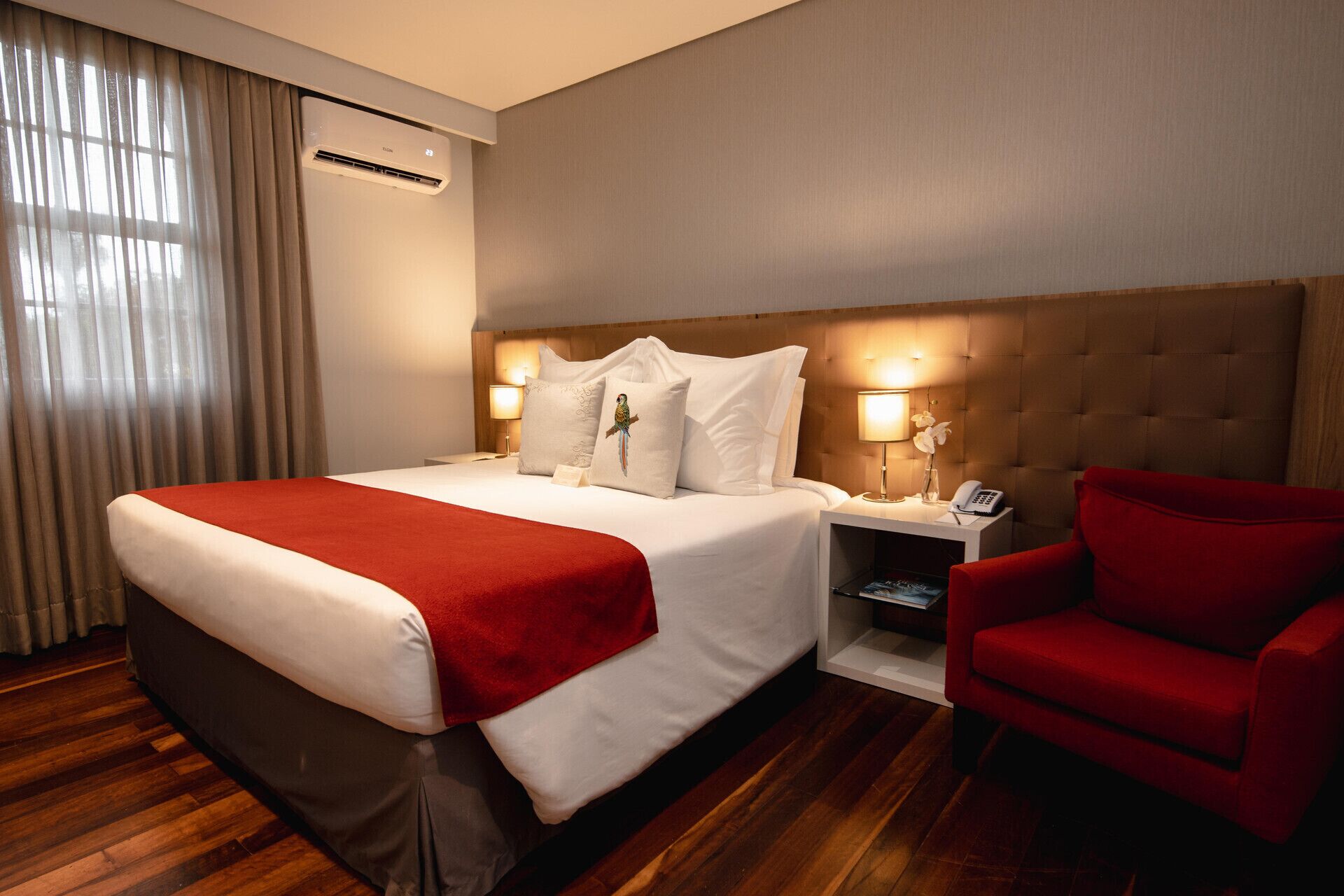 Ropa de cama de alta calidad, colchones con pillow-top y minibar 