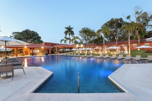 Outdoor pool, pool umbrellas, sun loungers - Sanma Hotel  (Foz do Iguaçu)