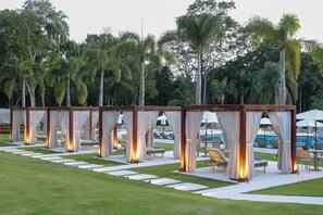 Outdoor pool, pool umbrellas, sun loungers - Sanma Hotel  (Foz do Iguaçu)