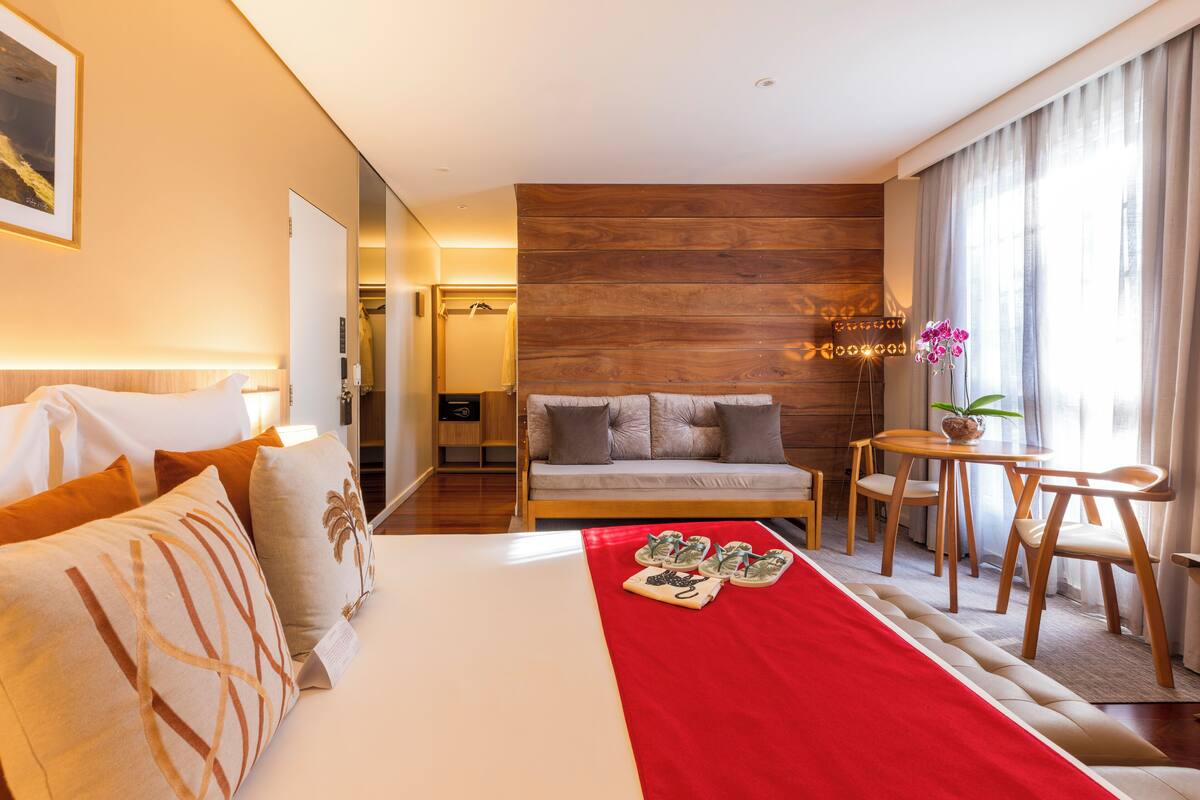 Quarto júnior | Roupas de cama premium, camas com colchões pillow-top, frigobar
