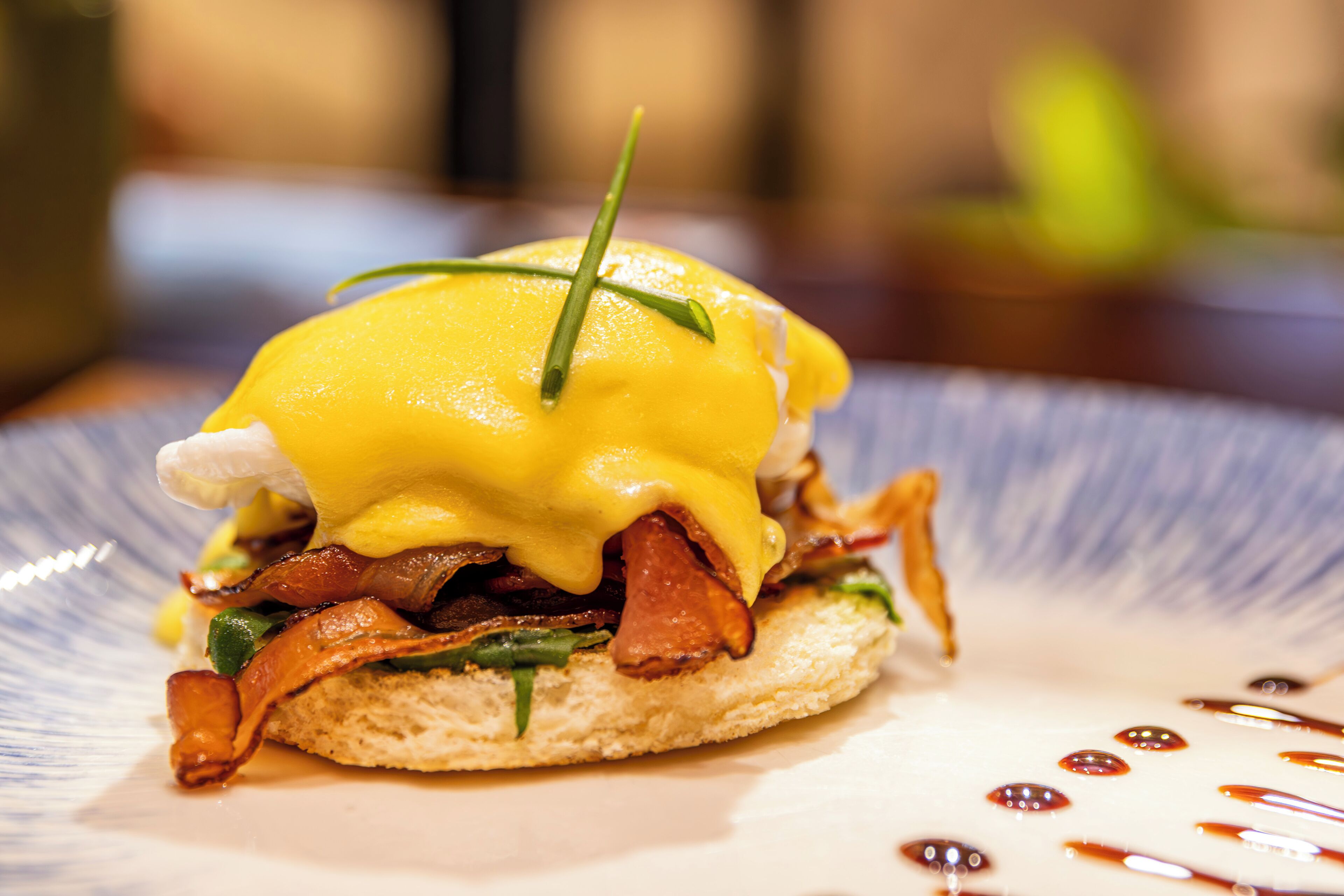 Prato de café da manhã com ovos, bacon e vegetais.