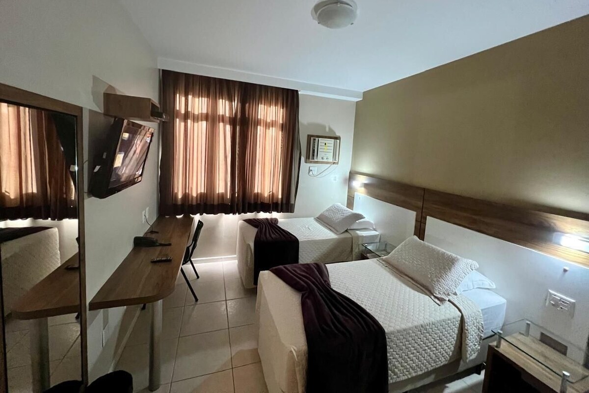 Minibar, escritorio, wifi gratis y ropa de cama 