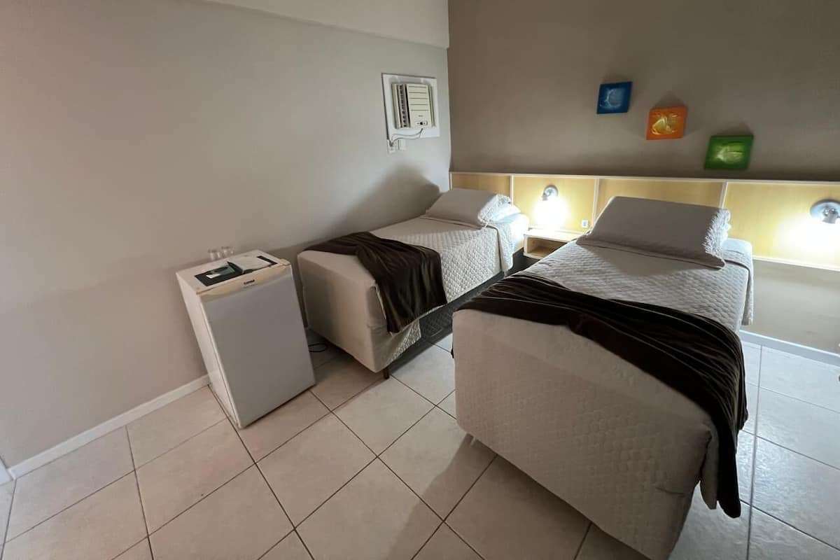 Habitación básica con 2 camas individuales | Minibar, escritorio, wifi gratis y ropa de cama