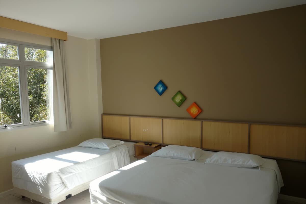 Minibar, skrivbord, gratis wi-fi och sängkläder
