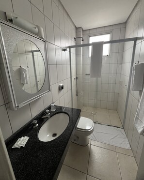 Douche, douche à « effet pluie », serviettes fournies
