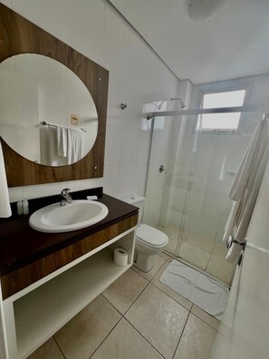 Shower, rainfall showerhead, towels - Brisamar Suite Hotel (Florianópolis)