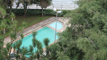 Piscina a l'aire lliure i gandules