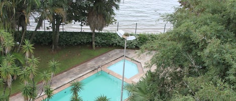 Una piscina al aire libre, tumbonas