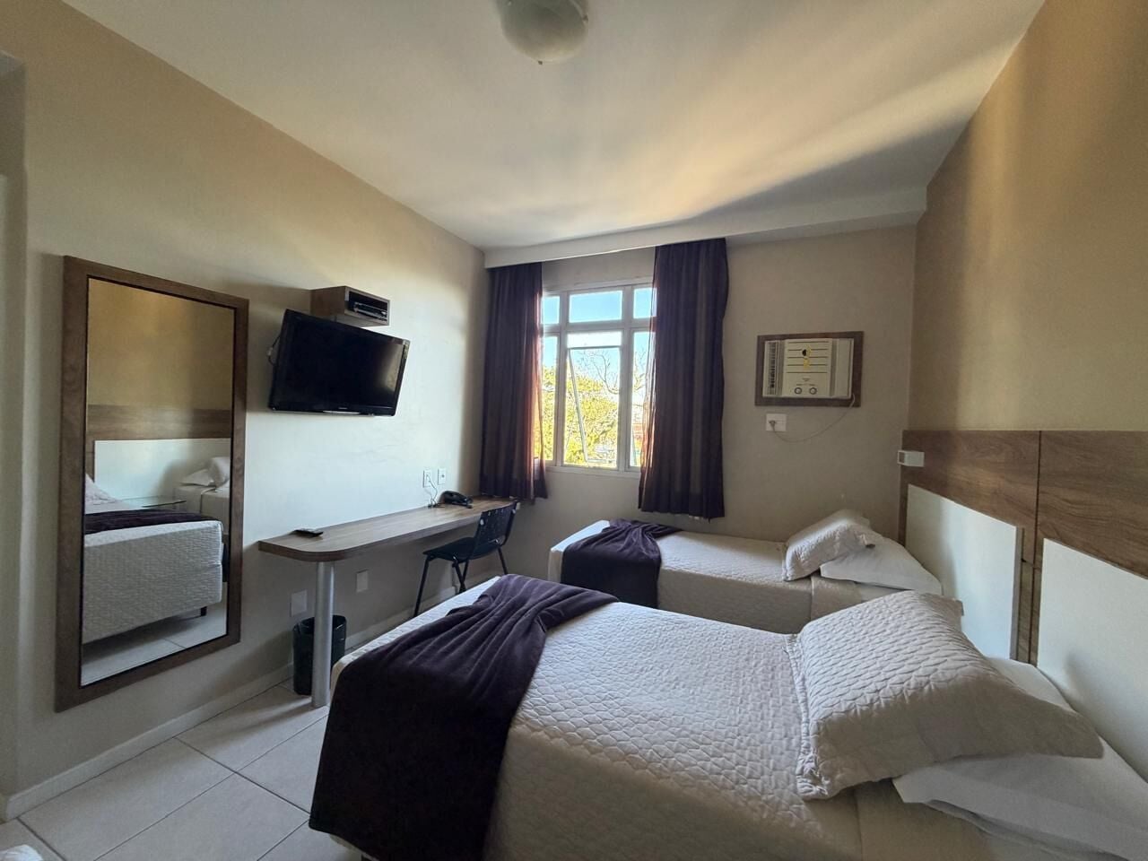 Quarto triplo família, várias camas