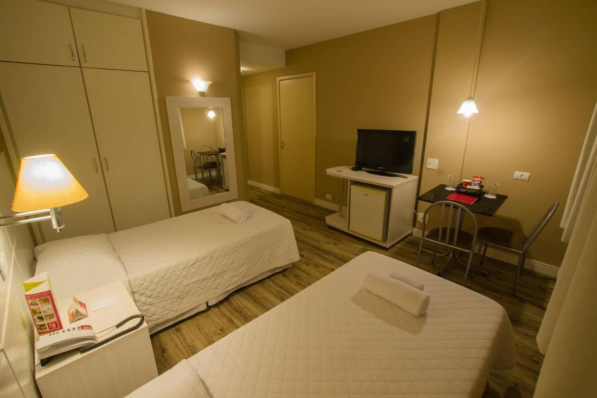 Een minibar, gratis wifi, beddengoed