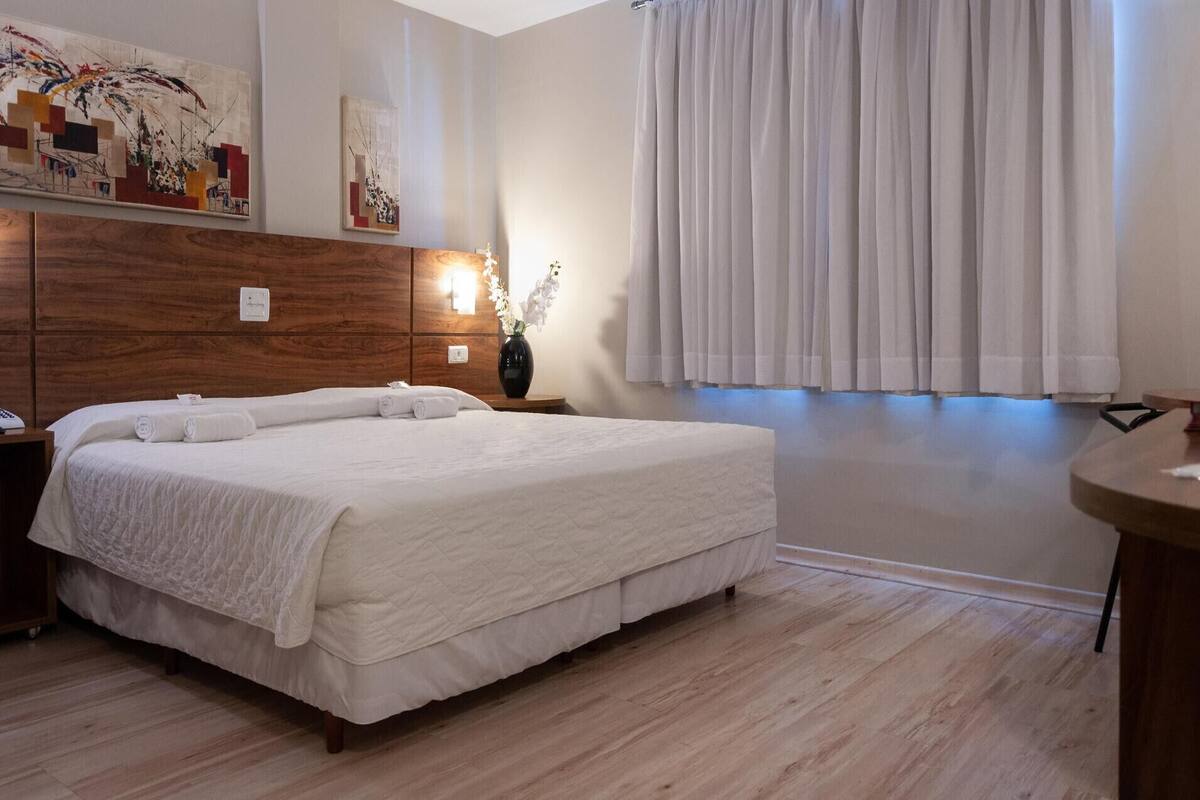 Een minibar, gratis wifi, beddengoed