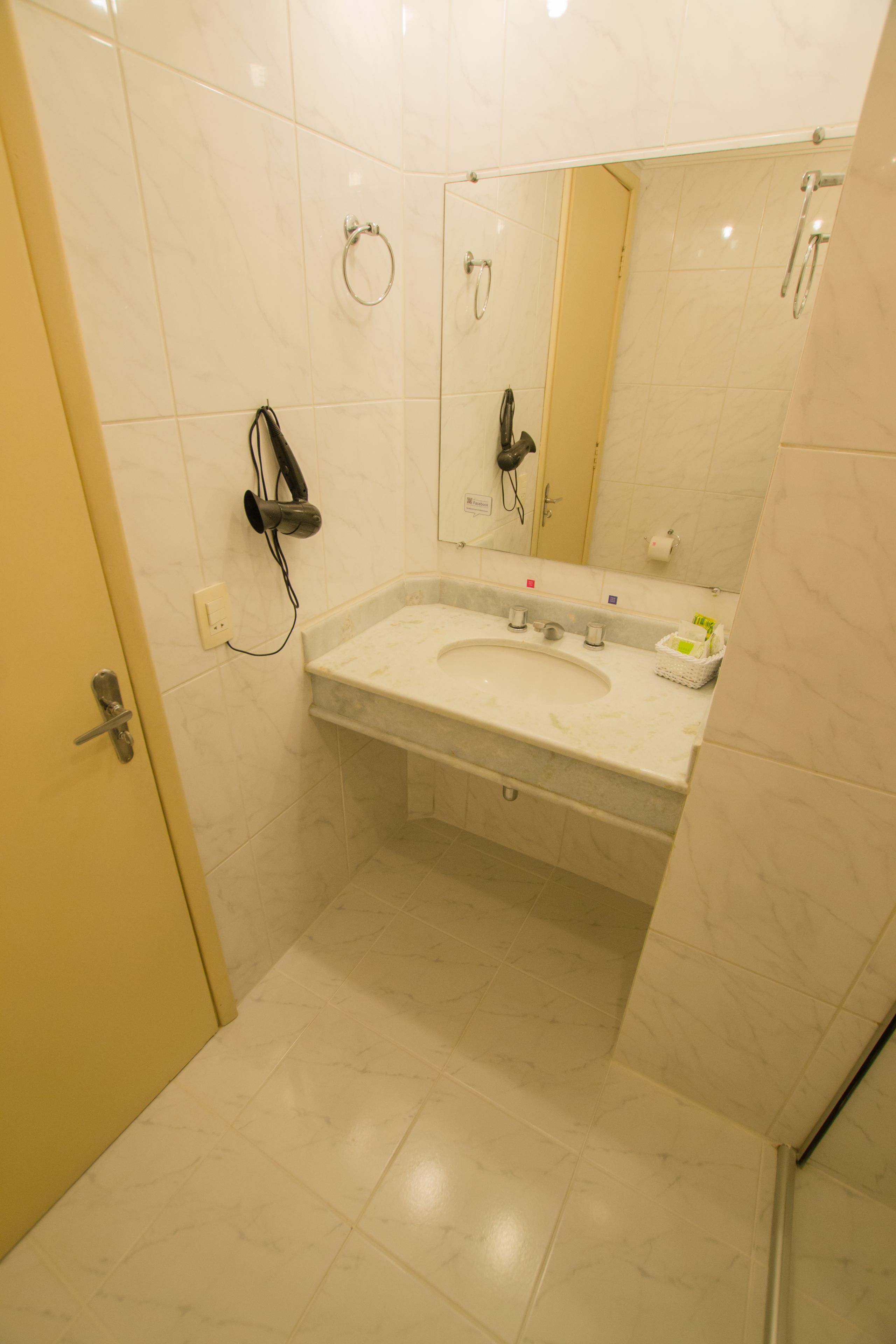 executive single room | bathroom | shower, hair dryer, towels
