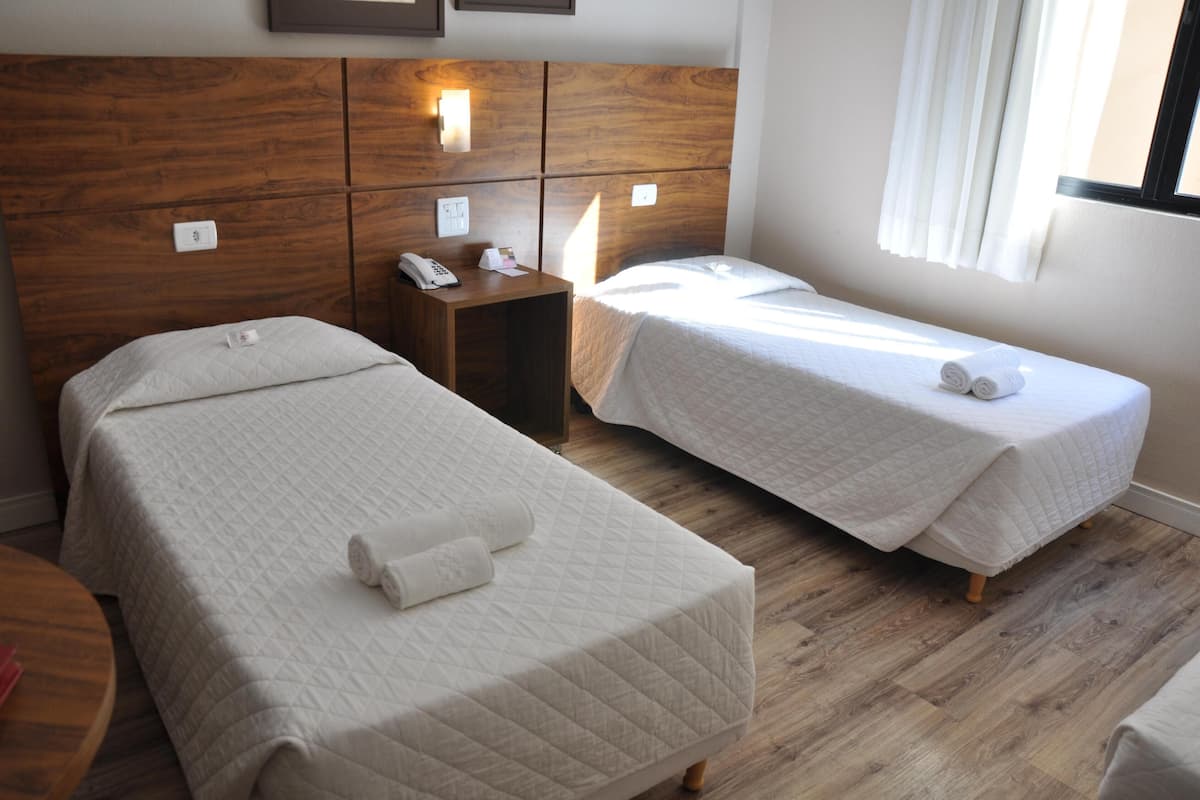 Minibar, wifi gratis y ropa de cama