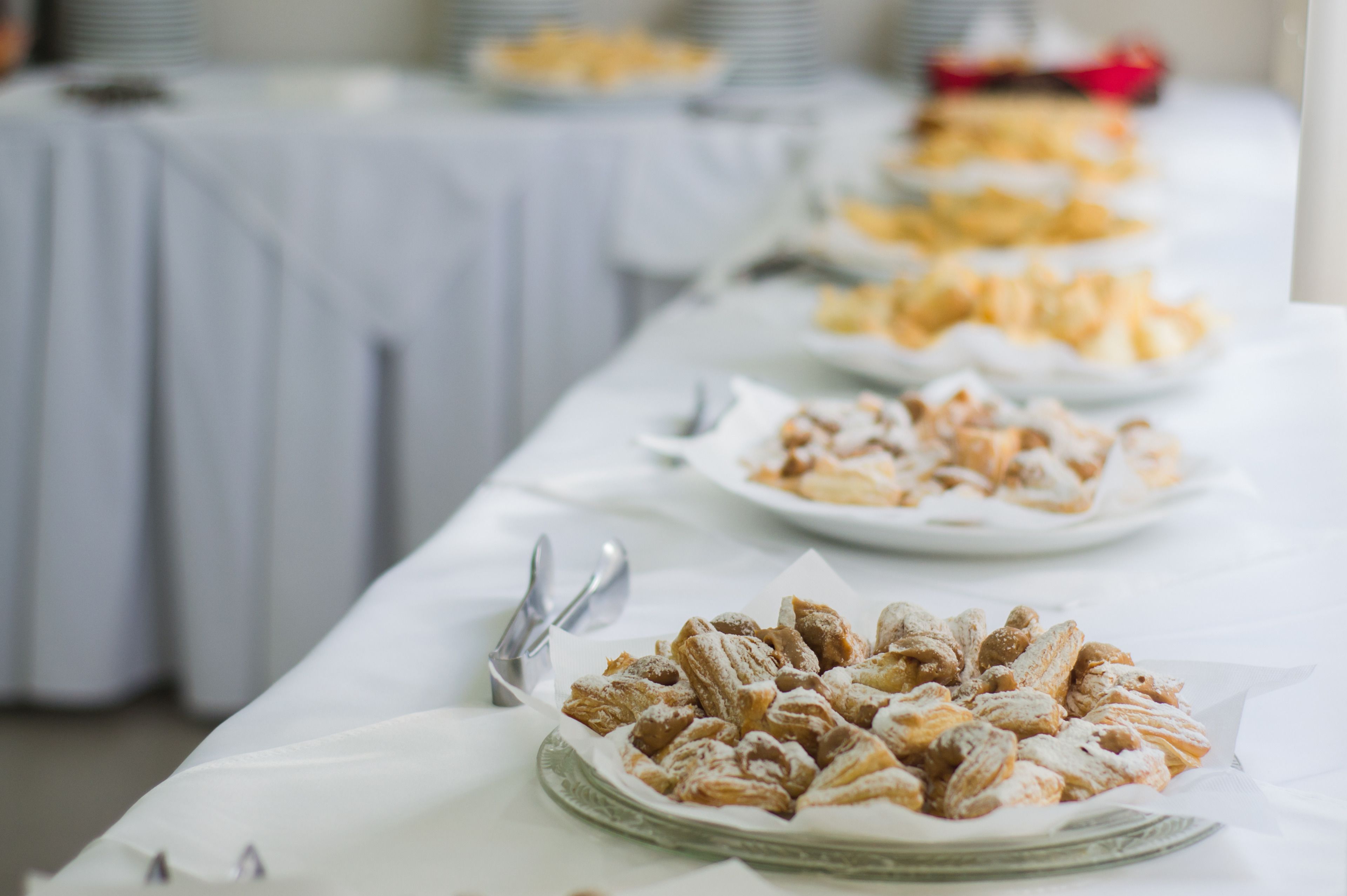 Una mesa de bufé con diversos pasteles y postres.