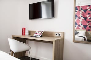 Chambre supérieure double, 1 très grand lit | 1 chambre, coffre-fort pour ordinateur portable, bureau
