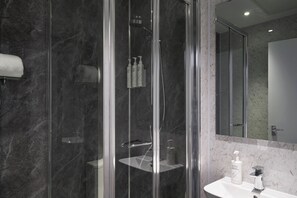 Studio (Larger) | Bathroom | Shower, free toiletries, hair dryer, towels - Four Points Flex by Sheraton Edinburgh (Edinburgh)