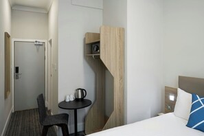 Habitación | Caja fuerte, escritorio, cortinas opacas y tabla de planchar con plancha