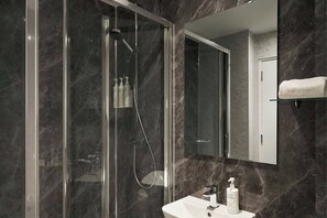 Dusche, kostenlose Toilettenartikel, Haartrockner, Handtücher