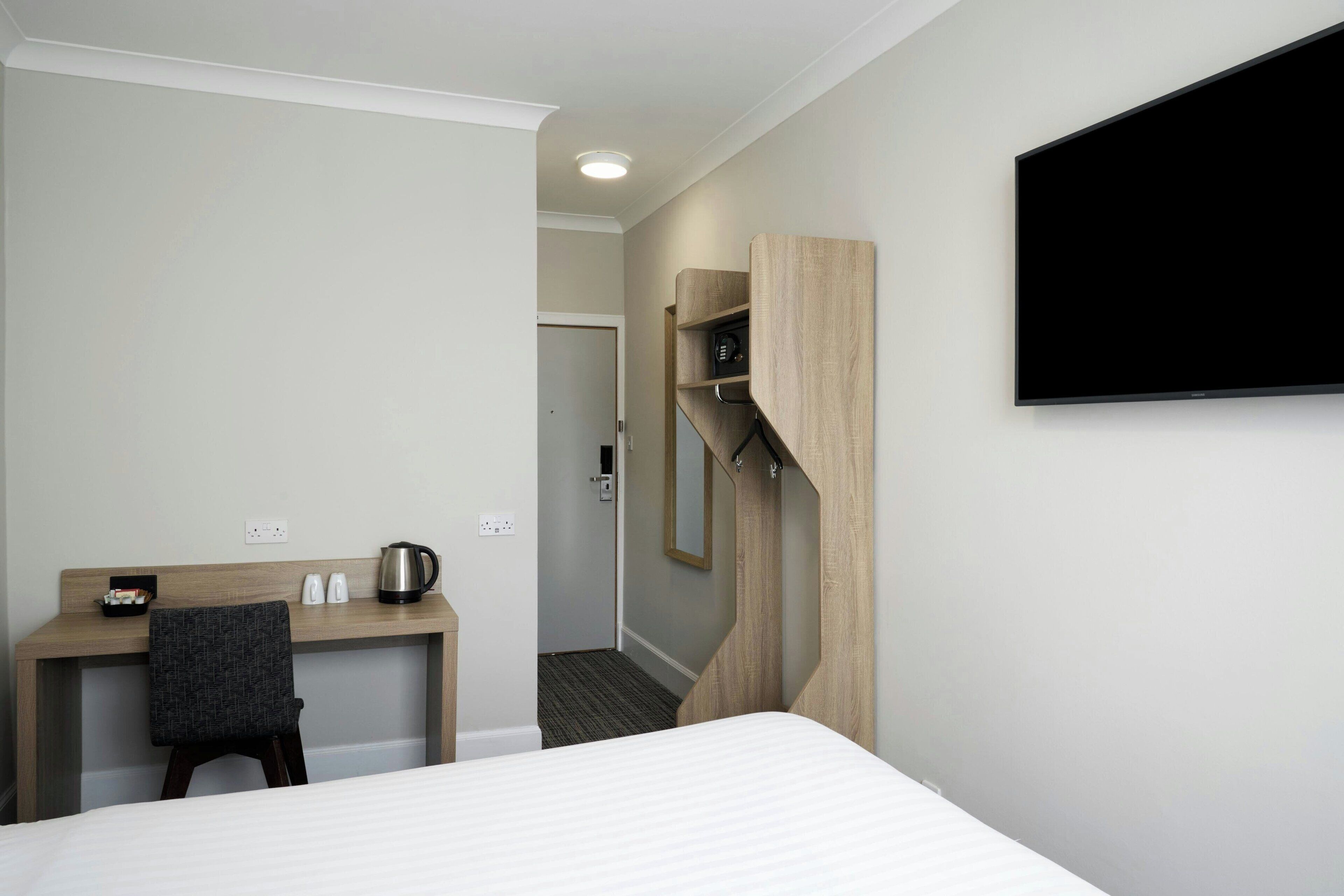standard room, 1 double bed | in-room safe, desk, blackout curtains, iron/ironing board
