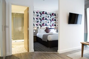 Suite, 1 très grand lit et 1 canapé-lit | 1 chambre, coffre-fort pour ordinateur portable, bureau