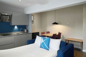 Studio, 1 Double Bed | In-room safe, desk, blackout drapes, iron/ironing board