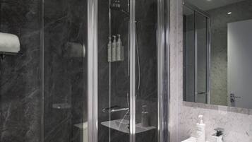 Familierom, 1 dobbeltseng, røyk | Bad | Dusj, toalettartikler (inkludert), hårføner og håndklær