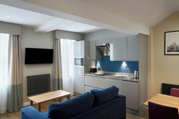 Estudio, 1 cama doble | Caja fuerte, escritorio, cortinas opacas y tabla de planchar con plancha