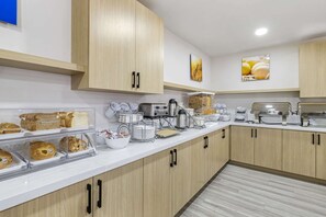 بوفيه فطور مجانًا يوميًا