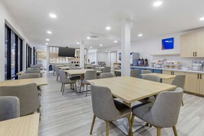 Free daily buffet breakfast - Comfort Inn Sea World Area (San Diego)