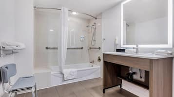Room, 1 Katil Raja (King), Accessible, Non Smoking | Peti besi dalam bilik, meja, ruang kerja komputer riba
