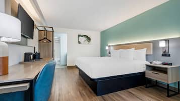 Quarto standard, 1 cama King, para não fumantes | Cofres nos quartos, escrivaninha, espaço de trabalho para notebook